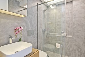 Douche, sĂšche-cheveux, serviettes fournies