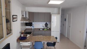 Réfrigérateur, micro-ondes, plaque de cuisson, cafetière/bouilloire