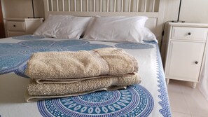 2 chambres, fer et planche à repasser, Wi-Fi gratuit, draps fournis