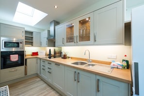 Jääkaappi, mikroaaltouuni, uuni, astianpesukone