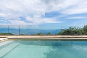 Una piscina al aire libre, una piscina climatizada
