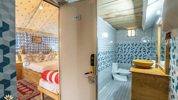 Luxury Room | Bathroom | Shower, eco-friendly toiletries, hair dryer, slippers