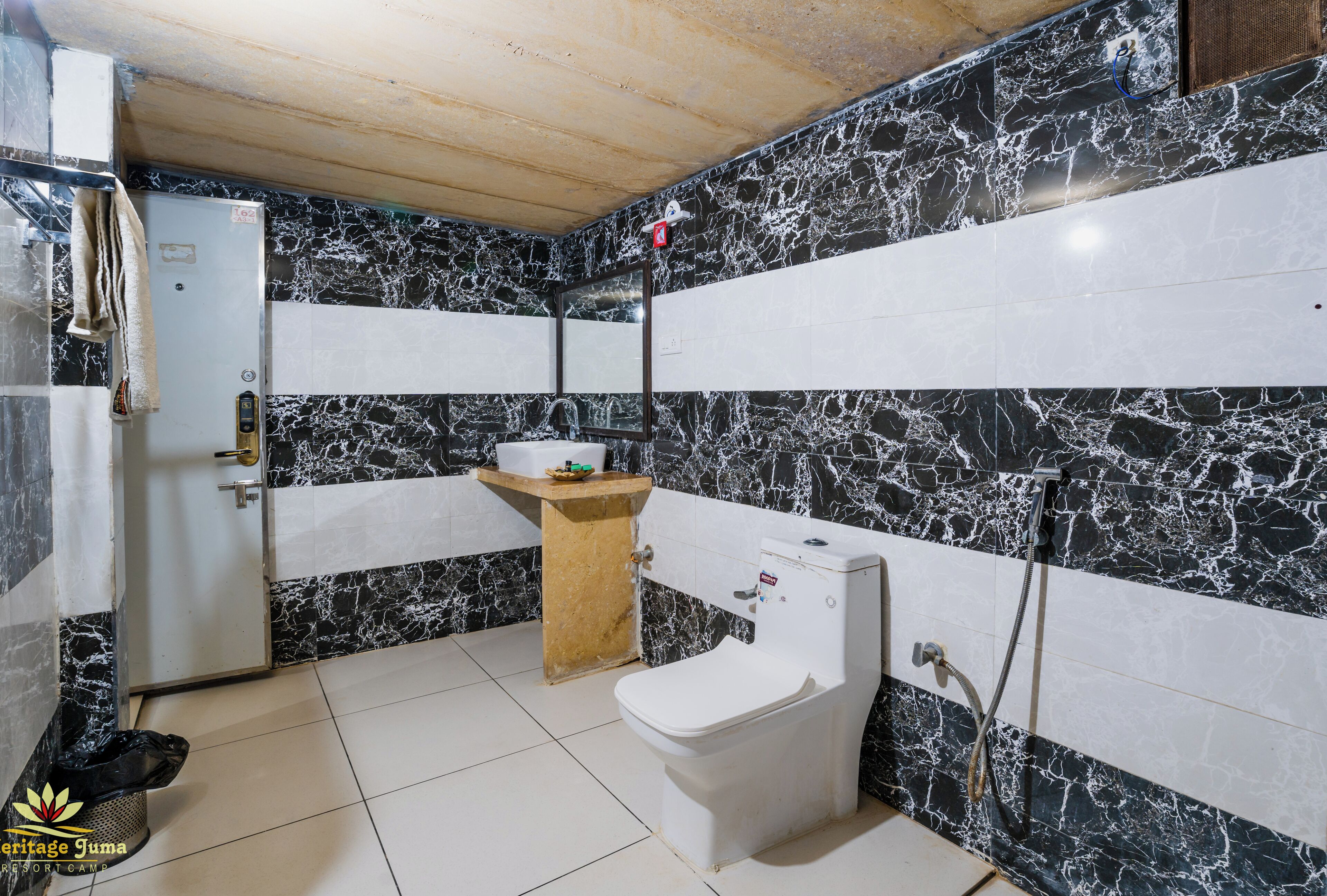 Un baño con inodoro, lavabo y ducha.