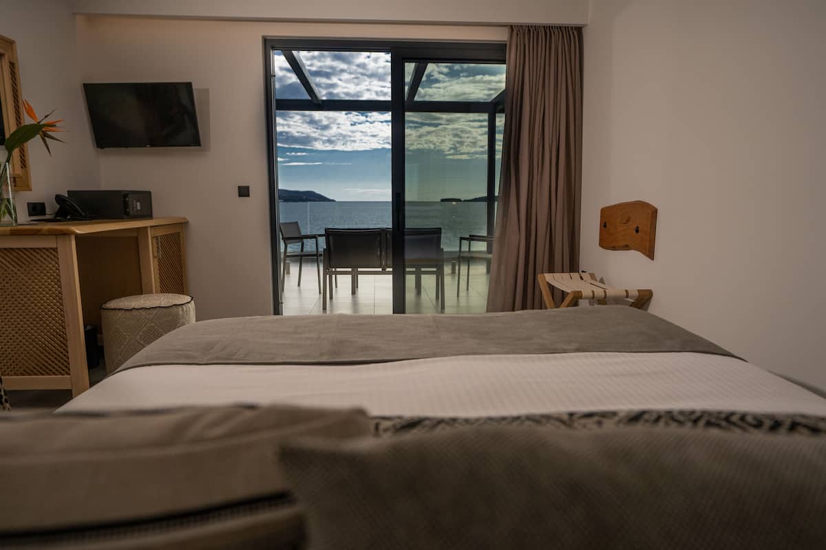 Superior Penthouse with Panoramic Sea View | Sengetøy av topp kvalitet, senger med overmadrass og safe på rommet