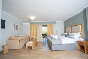 Studio – standard | Sengetøy av topp kvalitet, senger med overmadrass og safe på rommet