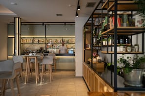 Petit déjeuner buffet servi tous les jours en supplément