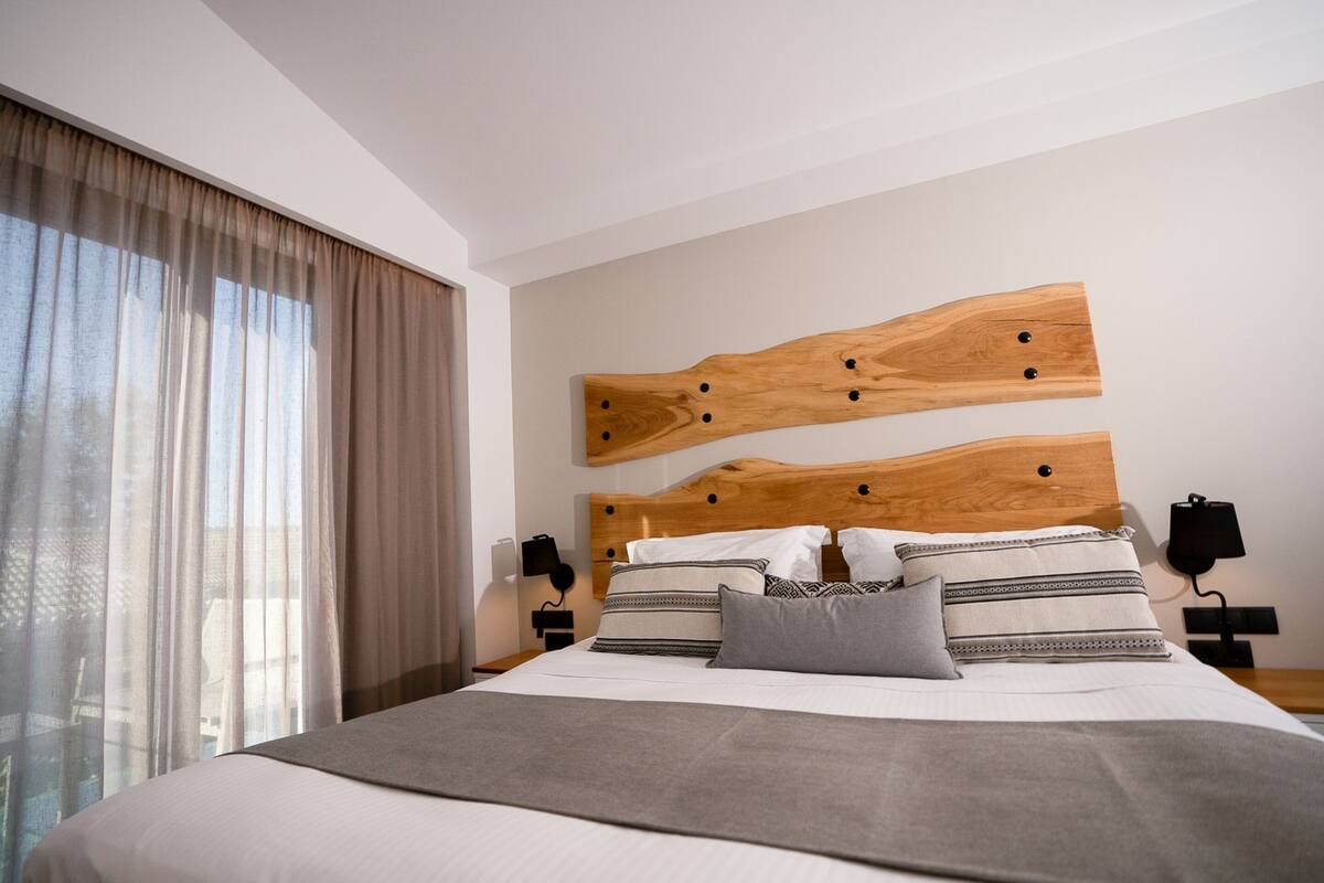 Superior King Room with Garden View | Sengetøy av topp kvalitet, senger med overmadrass og safe på rommet