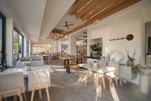 Se sirven desayunos, comidas y cenas con vista a la playa