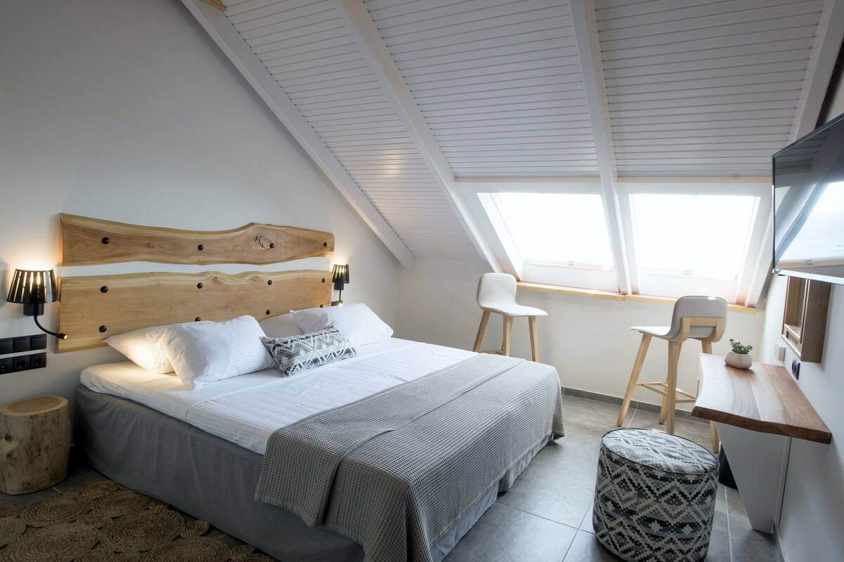 Loftsrom – superior | Sengetøy av topp kvalitet, senger med overmadrass og safe på rommet