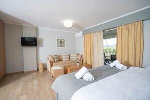 Studio – standard | Oppholdsområde | En 32-tommers Flatskjerm-TV med Parabol-TV samt TV