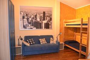 2 chambres, bureau, fer et planche à repasser, accès au Wi-Fi (inclus)