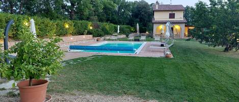 Una piscina al aire libre