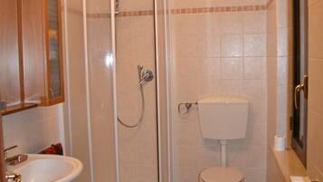 Dusche, Haartrockner, Bidet, Handtücher