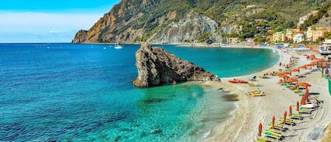 Beach nearby, sun-loungers, beach towels