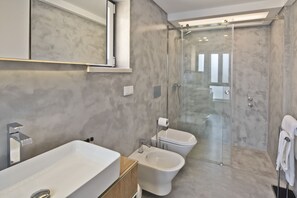Dusche, Haartrockner, Handtücher