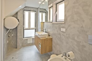Shower, hair dryer, towels - BmyGuest Bruno's 36 Exclusive Apart VIII (C103) (Lisboa ciudad)