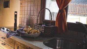 Een koelkast, een microgolfoven, een koffiezetapparaat/waterkoker