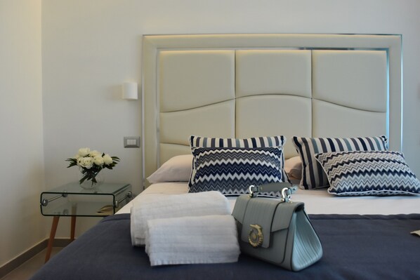 Deluxe-Doppelzimmer | Betten mit Memory-Foam-Matratzen, Minibar, Zimmersafe, Schreibtisch