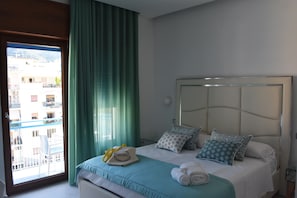 Memory foam-madrasser, minibar och värdeförvaringsskåp på rummet