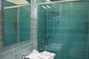 Habitación doble Deluxe | Baño | Regadera, regadera tipo lluvia, secadora de cabello, toallas 