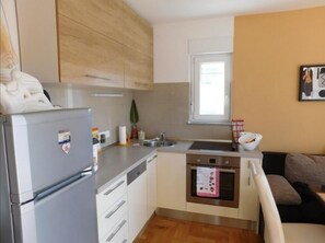 Kühlschrank, Mikrowelle, Herdplatte, Geschirrspüler