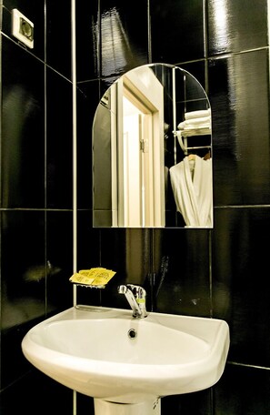 Habitación superior, 1 cama de matrimonio grande | Baño | Artículos de higiene personal gratuitos, toallas y papel higiénico