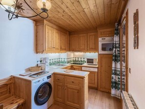Cafetera y tetera, refrigerador, microondas y horno 
