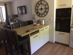 Frigorifero, microonde, forno, piano cottura