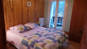 3 chambres, fer et planche à repasser, lit de bébé portatif