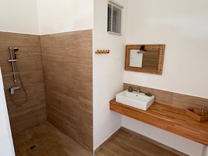 Douche, séchoir à cheveux, serviettes fournies