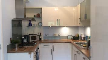 Frigorífico, microondas, horno y placa de cocina