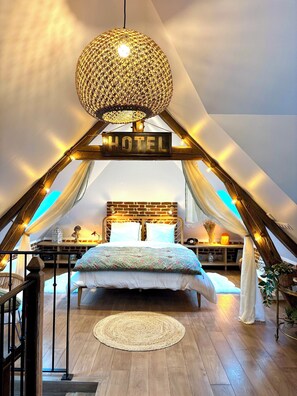 4 quartos, escrivaninha, ferros/tábuas de passar roupa, berço de viagem