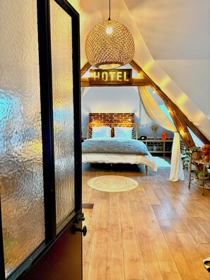 4 chambres, bureau, fer et planche à repasser, lit parapluie