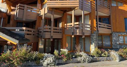 Studio 4 henkilöä rinteiden juurella, Hauts de La Rosièressa.