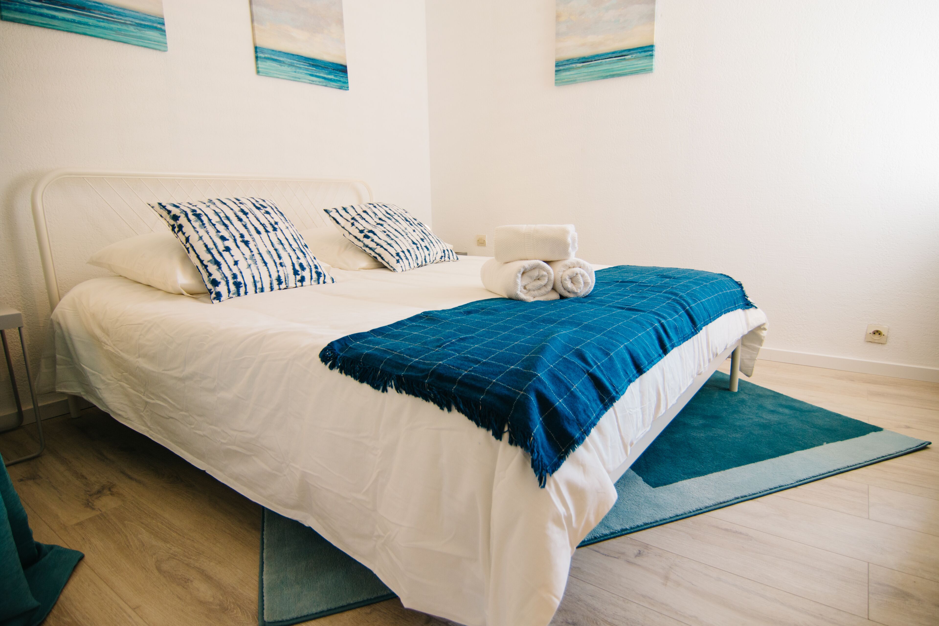 1 chambre, coffres-forts dans les chambres, fer et planche à repasser