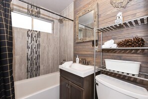 Shower, towels - Sunset Ski Inn by Destination Big Bear : Quaint Cottage in Lower Moonridge & Walking Distance to the Resort Shuttles! (Big Bear Lake)