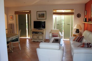 Fernseher, DVD-Player, Stereoanlage