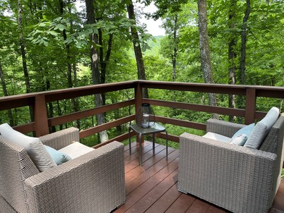 Pecan Valley Cabin - Romantic Getaway in Woods with Hot Tub