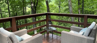 Pecan Valley Cabin - Romantic Getaway in Woods with Hot Tub