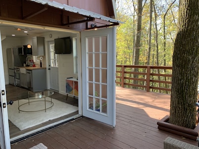 Pecan Valley Cabin - Romantic Getaway in Woods with Hot Tub