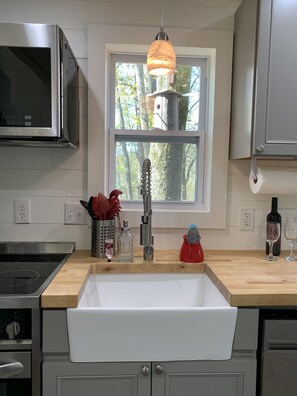 Frigorífico, microondas, horno y placa de cocina