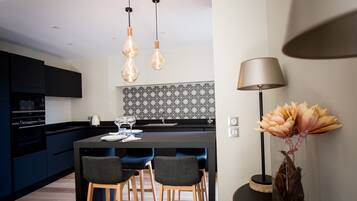 Kjøleskap, mikrobølgeovn, ovn og kokeplater