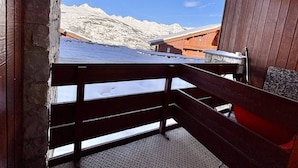 A wooden balcony with a metal railing overlooking a snowy mountain landscape. - 2-room apartment, 4 people, pets allowed, Mont Blanc view (La Plagne-Tarentaise)