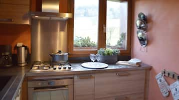 Een koelkast, een microgolfoven, een oven, een kookplaat