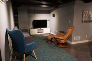 Een televisie en een kantoor