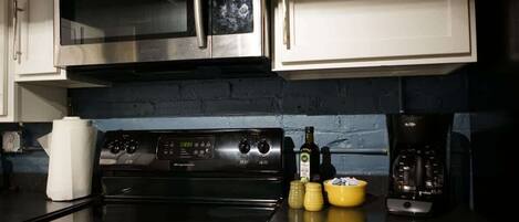 Jääkaappi, mikroaaltouuni, uuni, liesi