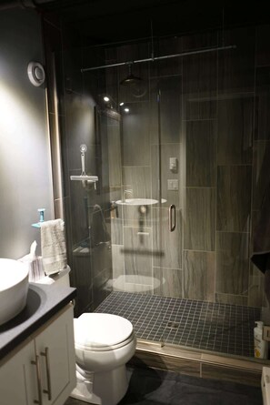 Een douche, handdoeken