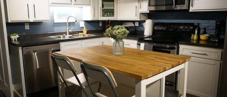 Køleskab, mikrobølgeovn, ovn, kogeplade