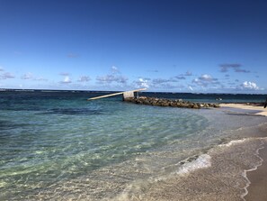 Chaises longues, serviettes de plage