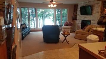 Smart-TV, peis, DVD-spiller og filmbibliotek